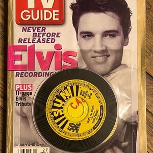 Elvis Presley TV Guide 2004 with Free Sun Collectors Small CD -